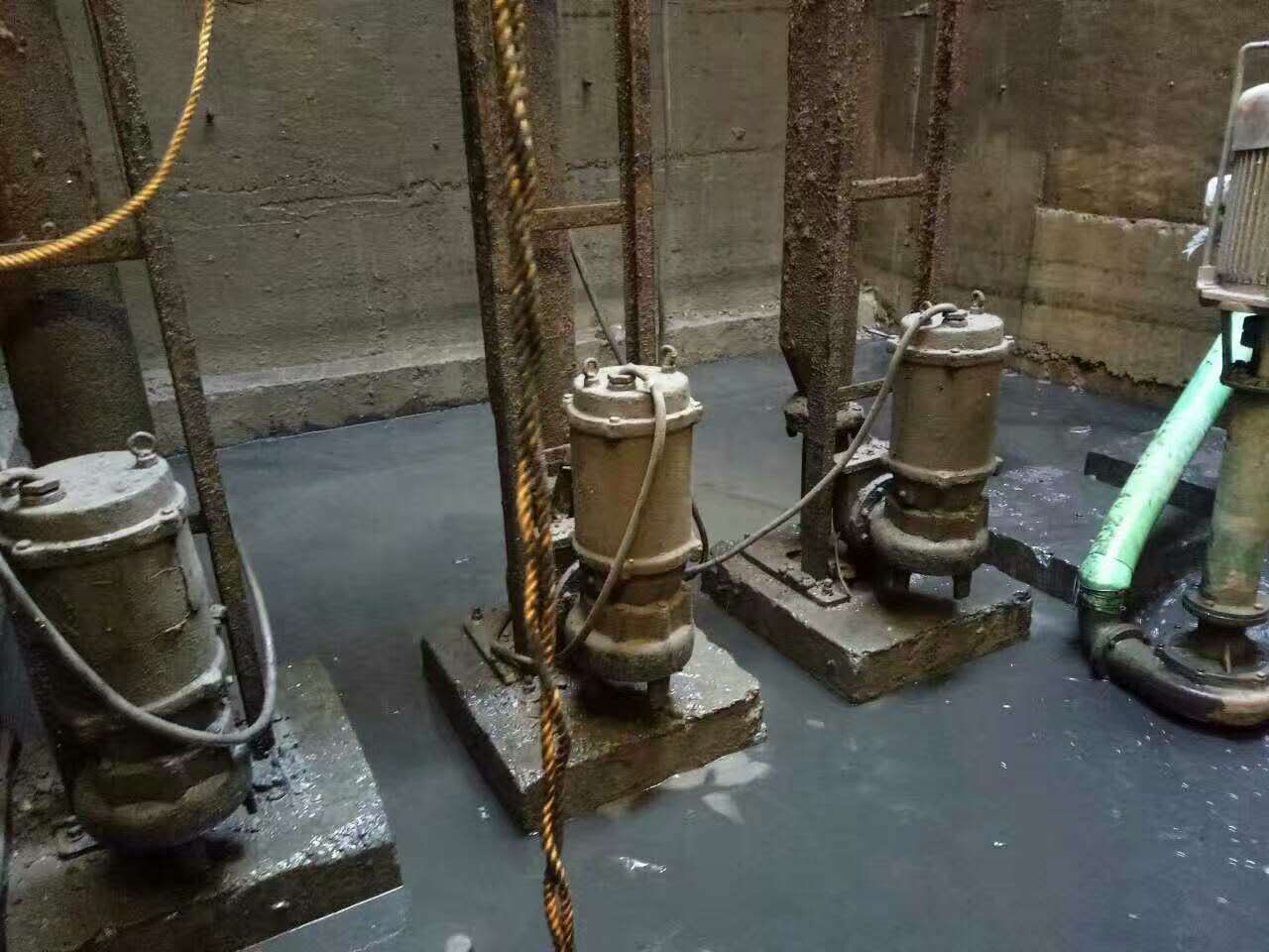 和庆镇污水池清理