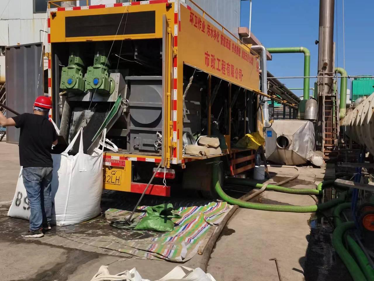 和庆镇淤泥压干处理